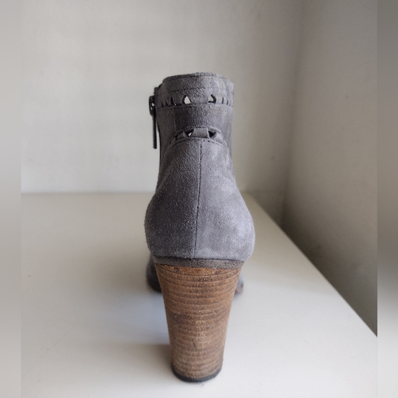 Vince Camuto size 7.5 - Picture 8 of 13